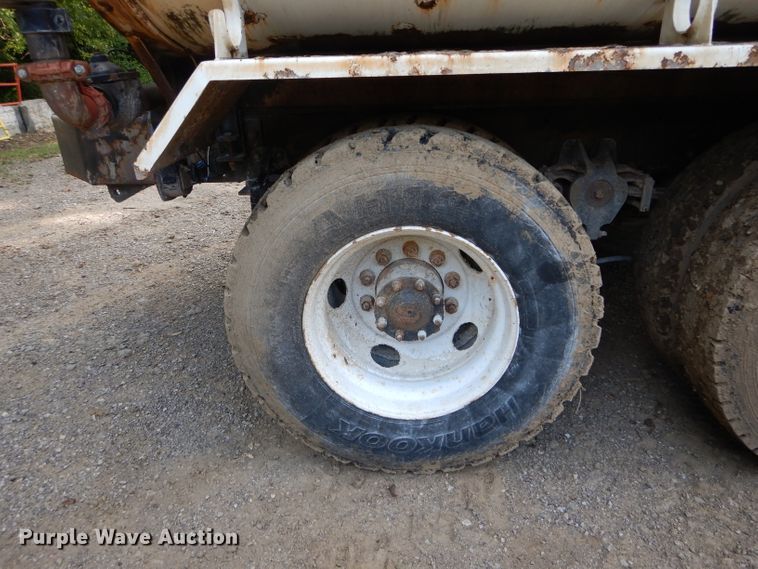 image for item DH6080 1988 Freightliner FLC tank truck