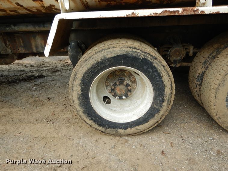 image for item DH6080 1988 Freightliner FLC tank truck