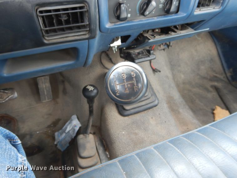 image for item DH6826 1996 Ford F350 XL pickup truck