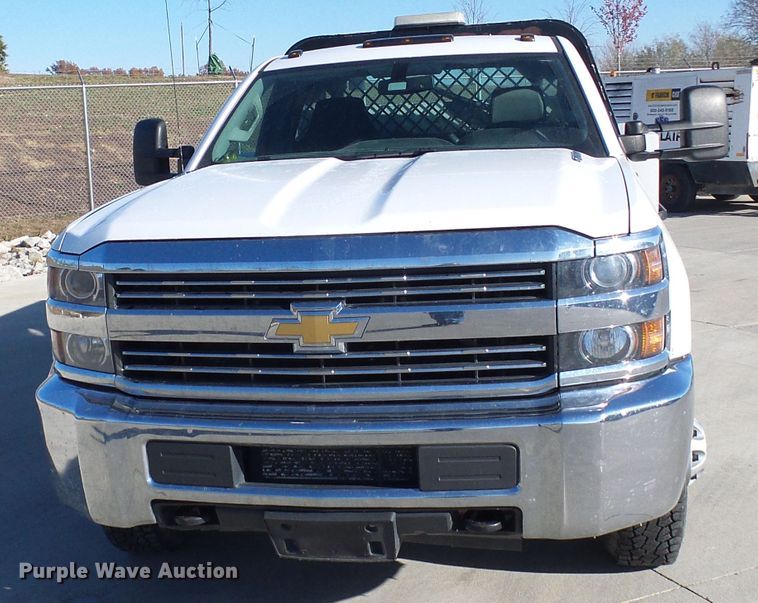 image for item DI0745 2015 Chevrolet Silverado 3500HD flatbed pickup truck