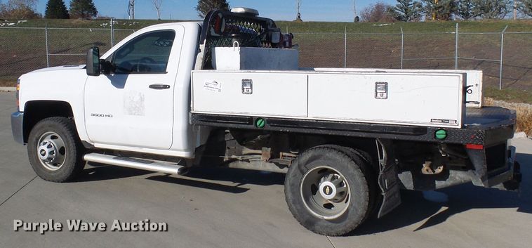 image for item DI0745 2015 Chevrolet Silverado 3500HD flatbed pickup truck