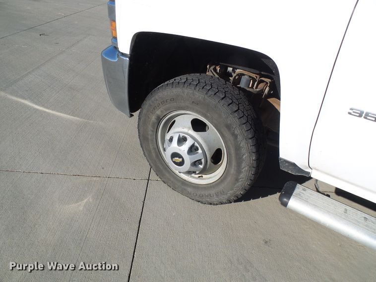 image for item DI0745 2015 Chevrolet Silverado 3500HD flatbed pickup truck