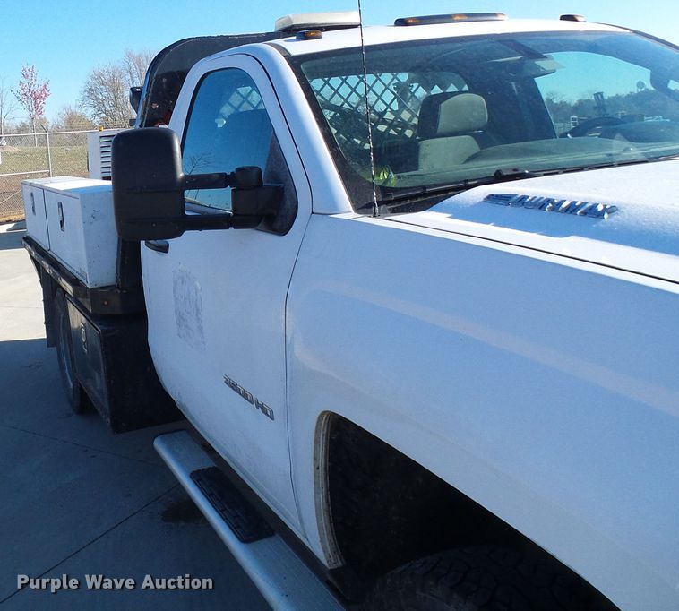 image for item DI0745 2015 Chevrolet Silverado 3500HD flatbed pickup truck