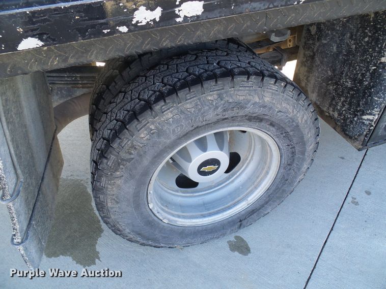 image for item DI0745 2015 Chevrolet Silverado 3500HD flatbed pickup truck