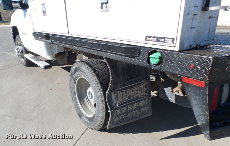 image for item DI0745 2015 Chevrolet Silverado 3500HD flatbed pickup truck