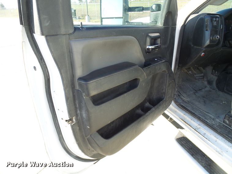 image for item DI0745 2015 Chevrolet Silverado 3500HD flatbed pickup truck