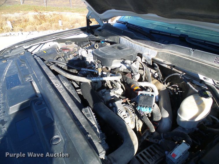 image for item DI0745 2015 Chevrolet Silverado 3500HD flatbed pickup truck