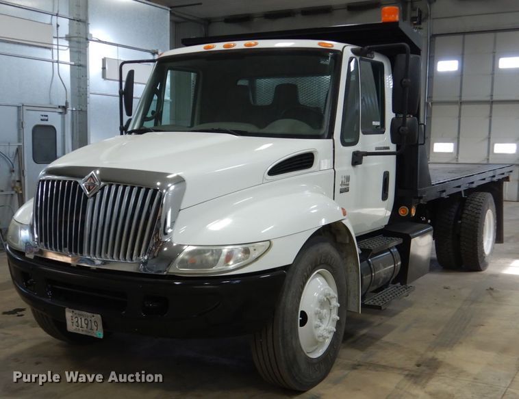 image for item EC9148 2004 International 4200 dump flatbed truck