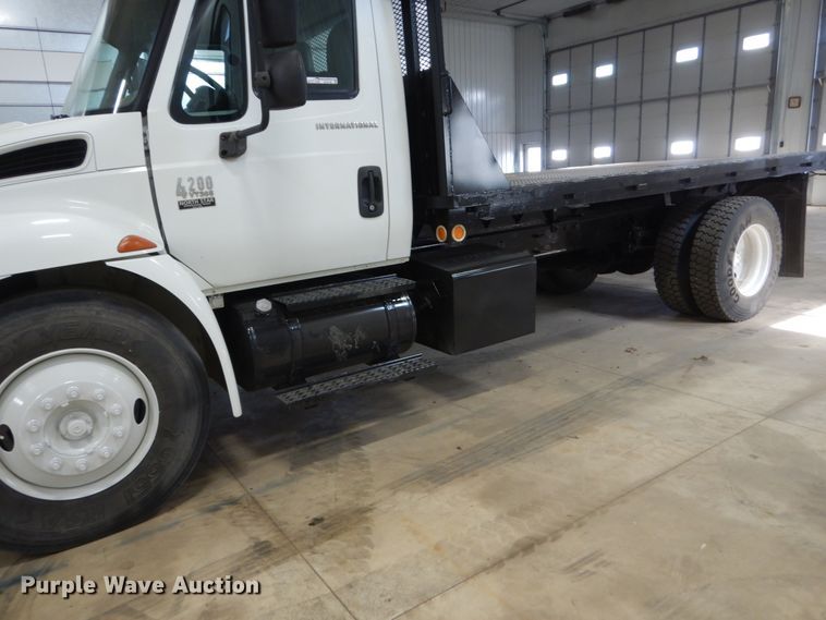 image for item EC9148 2004 International 4200 dump flatbed truck