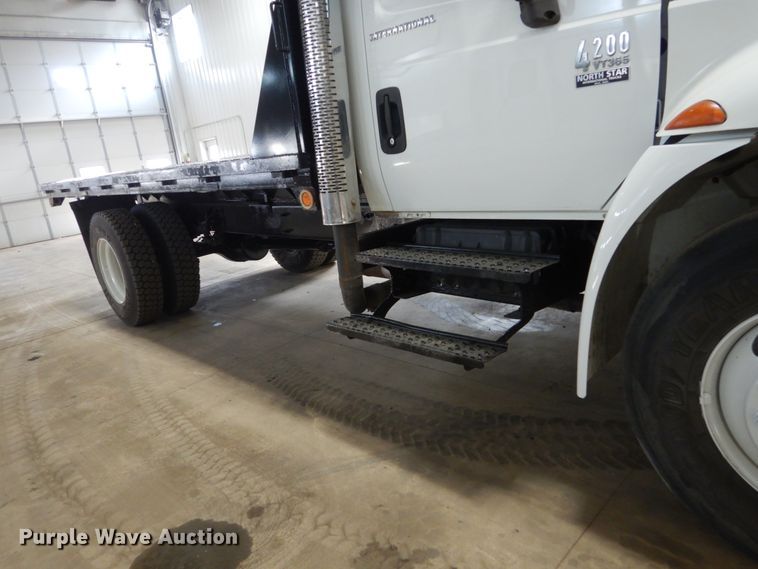 image for item EC9148 2004 International 4200 dump flatbed truck