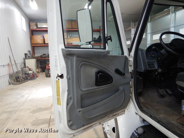 image for item EC9148 2004 International 4200 dump flatbed truck