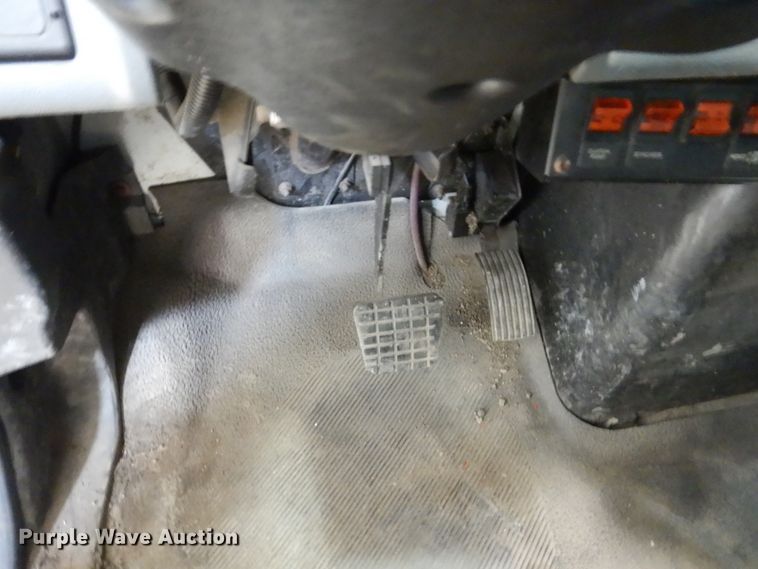 image for item EC9148 2004 International 4200 dump flatbed truck