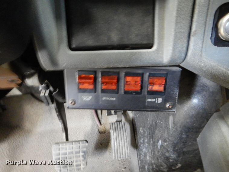 image for item EC9148 2004 International 4200 dump flatbed truck