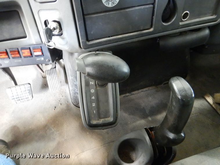 image for item EC9148 2004 International 4200 dump flatbed truck