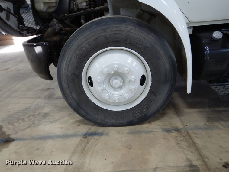 image for item EC9148 2004 International 4200 dump flatbed truck