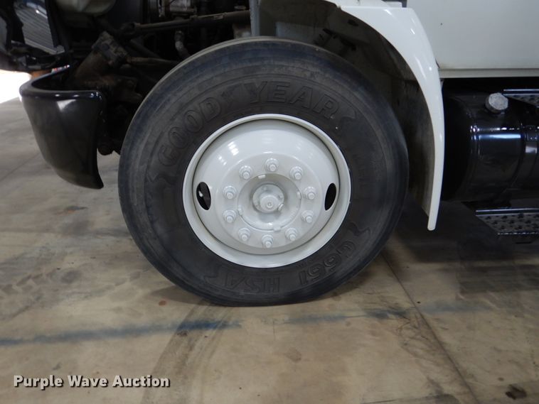 image for item EC9148 2004 International 4200 dump flatbed truck