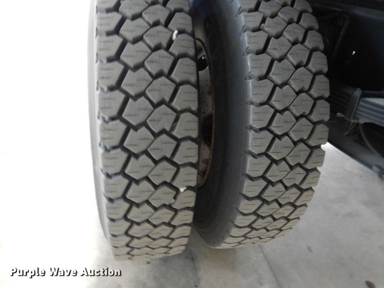 image for item EC9148 2004 International 4200 dump flatbed truck