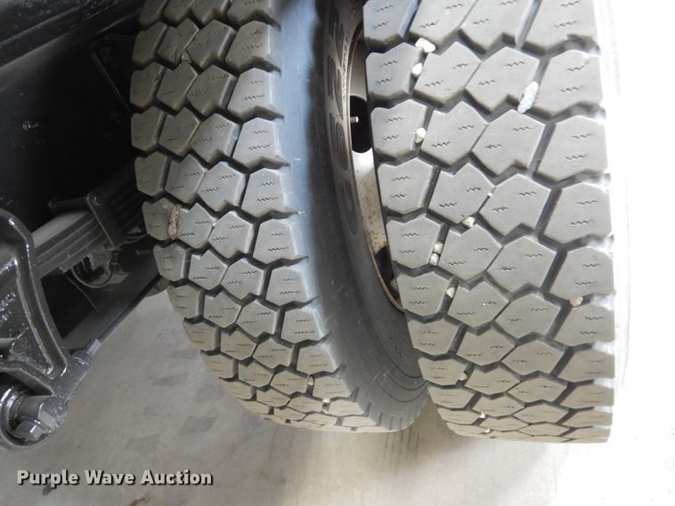 image for item EC9148 2004 International 4200 dump flatbed truck