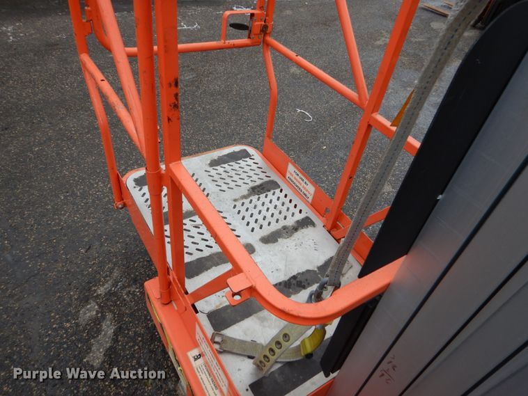 image for item EC9182 2000 JLG 12SP vertical lift