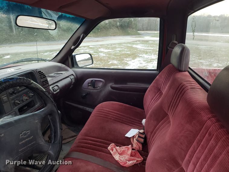 image for item ET9982 1996 Chevrolet K1500 pickup truck