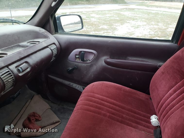 image for item ET9982 1996 Chevrolet K1500 pickup truck