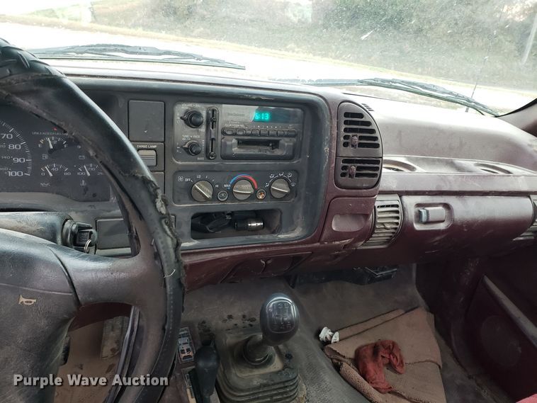 image for item ET9982 1996 Chevrolet K1500 pickup truck