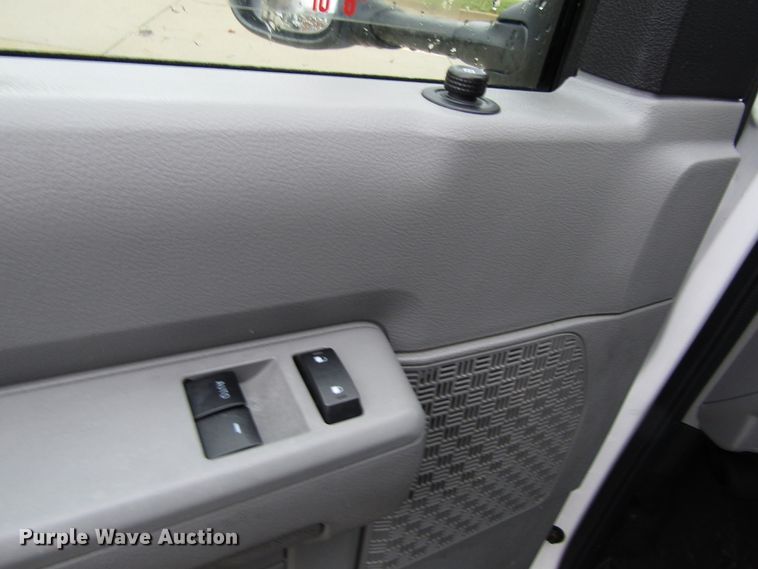 image for item FD9307 2014 Ford E350 Super Duty box truck