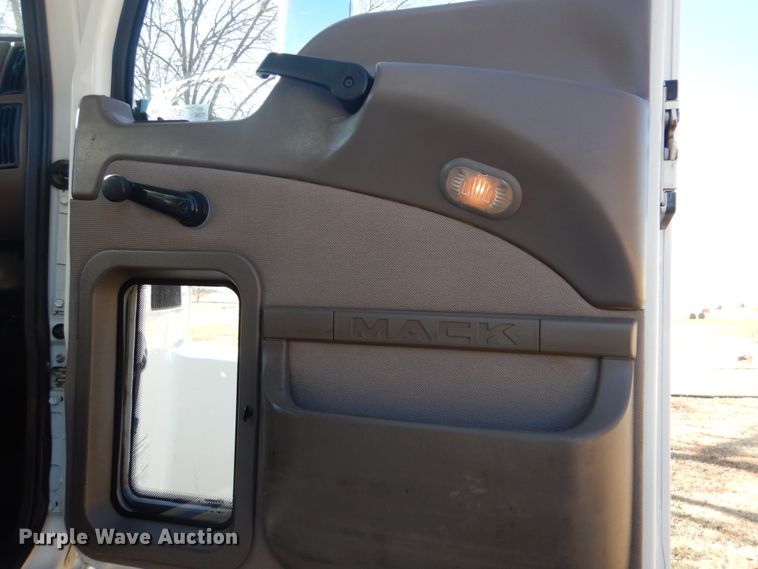 image for item FF9100 2007 Mack CHN semi truck