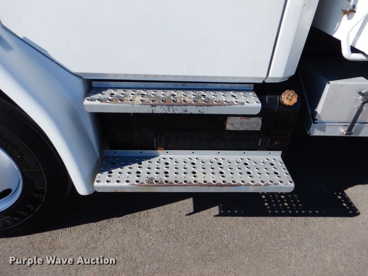 image for item FF9105 1994 Freightliner FL70 dump truck