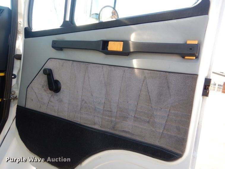 image for item FF9105 1994 Freightliner FL70 dump truck