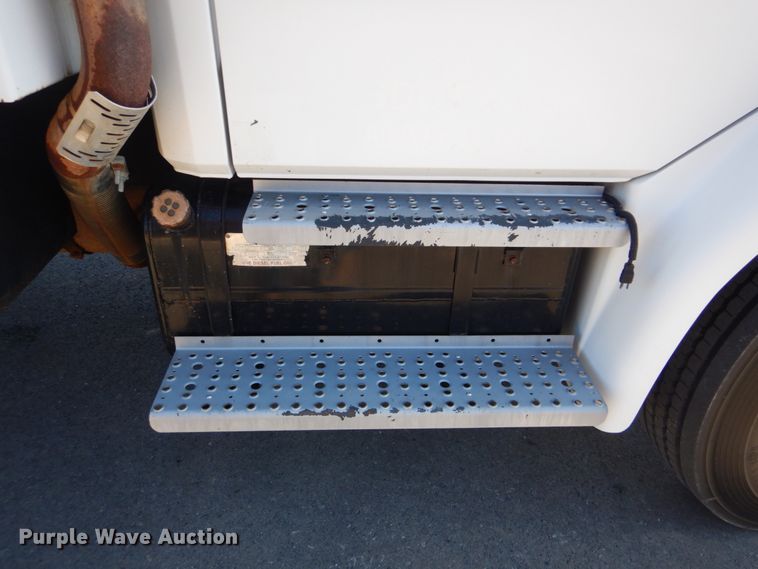 image for item FF9105 1994 Freightliner FL70 dump truck