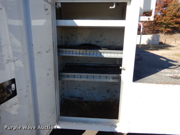 image for item FF9129 2011 Ford F550 Super Duty bucket truck