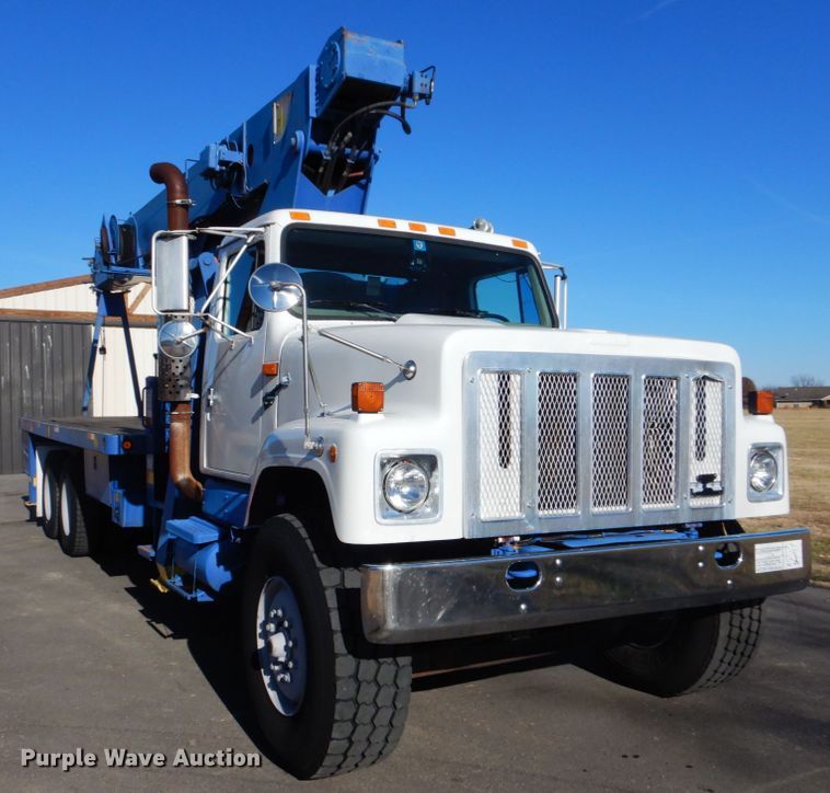 image for item FF9131 1996 International 2574 crane truck