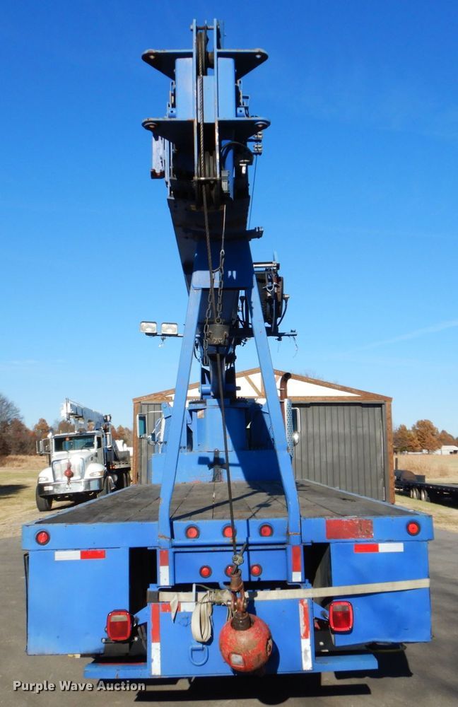 image for item FF9131 1996 International 2574 crane truck