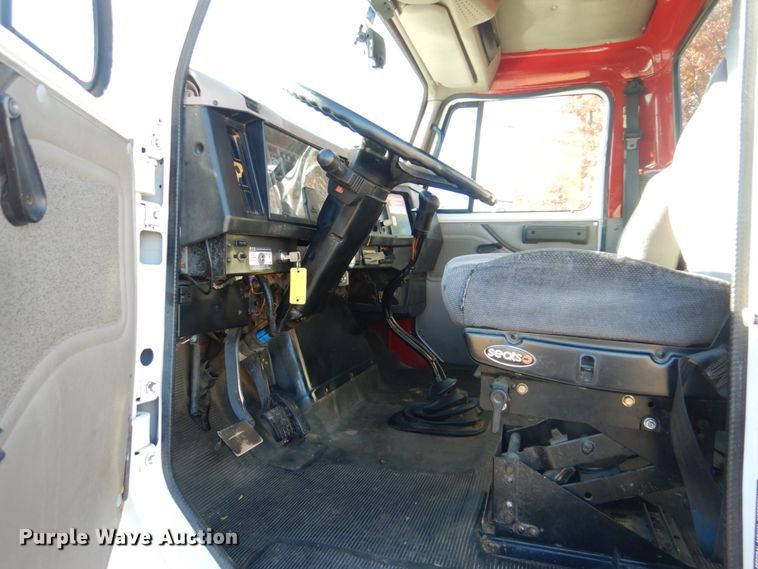 image for item FF9131 1996 International 2574 crane truck