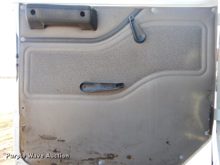 image for item FF9131 1996 International 2574 crane truck