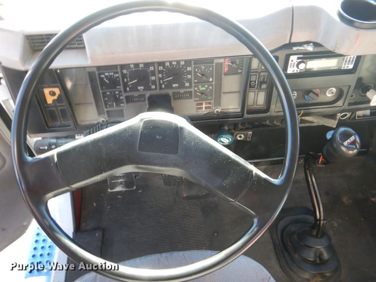 image for item FF9131 1996 International 2574 crane truck