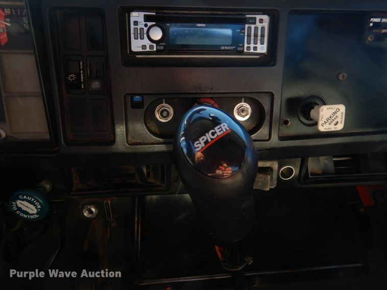 image for item FF9131 1996 International 2574 crane truck