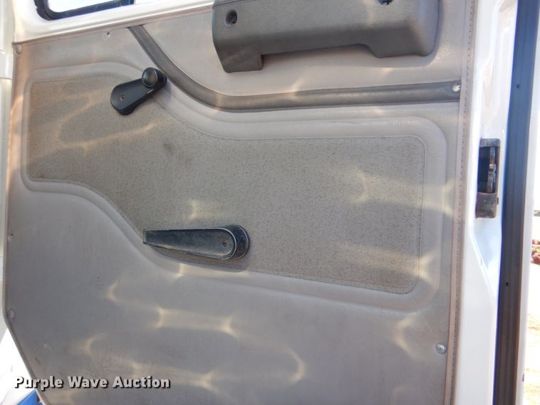 image for item FF9131 1996 International 2574 crane truck