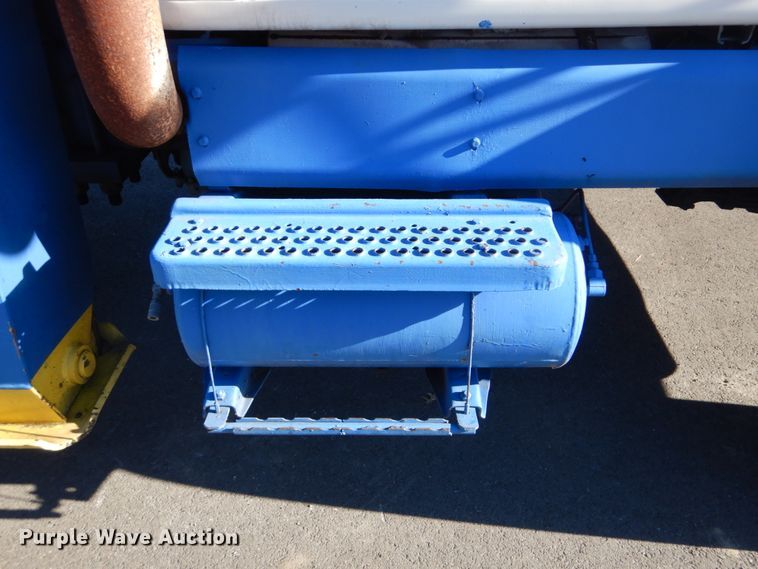 image for item FF9131 1996 International 2574 crane truck