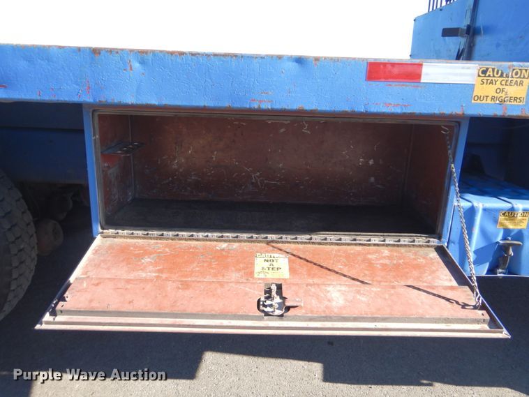 image for item FF9131 1996 International 2574 crane truck