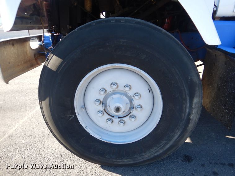 image for item FF9131 1996 International 2574 crane truck