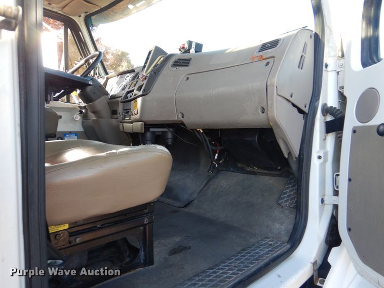 image for item FF9132 2005 Sterling L-Line vacuum truck