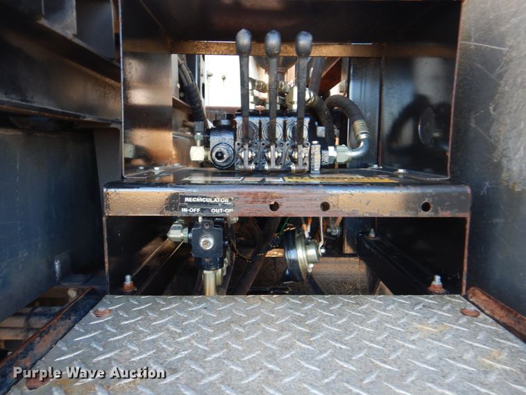 image for item FF9132 2005 Sterling L-Line vacuum truck