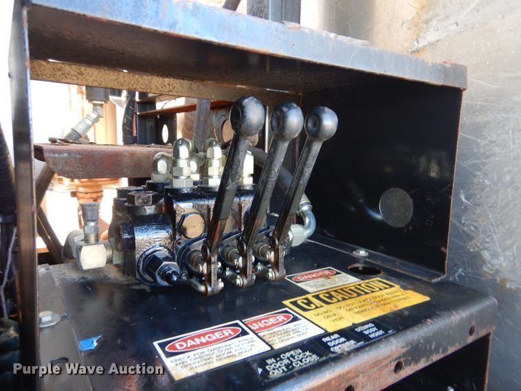 image for item FF9132 2005 Sterling L-Line vacuum truck