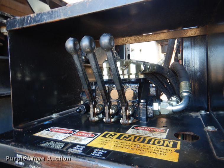 image for item FF9132 2005 Sterling L-Line vacuum truck