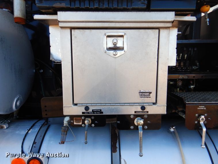 image for item FF9132 2005 Sterling L-Line vacuum truck