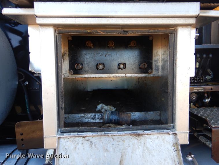 image for item FF9132 2005 Sterling L-Line vacuum truck