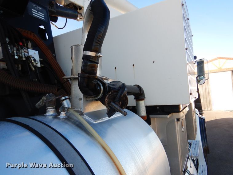 image for item FF9132 2005 Sterling L-Line vacuum truck