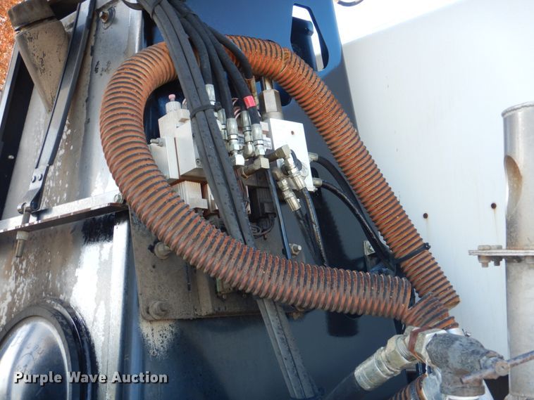 image for item FF9132 2005 Sterling L-Line vacuum truck